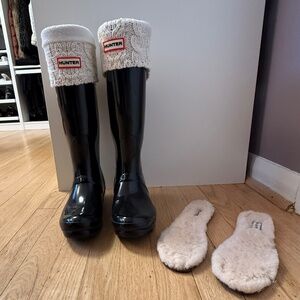 Hunter Boots with white hunter socks and fleece inserts included - PRISTINE COND